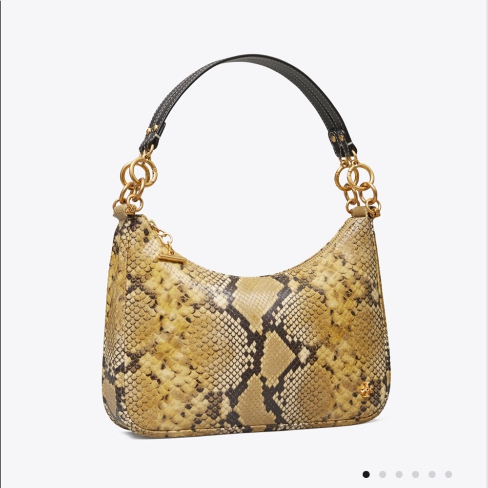 MERCER EMBOSSED CRESCENT BAG
Leather
1 interior zipper pocket
Dust bag included